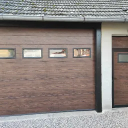 Brama garażowa segmtowa w kolorze orzech oraz drzwi stalowe wypełnione panelem bramy segmentowej