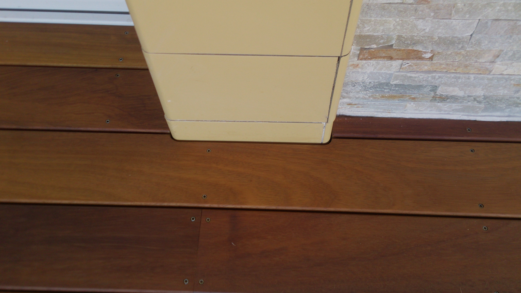 Taras wykonany z deski tarasowej IROKO Dokładność wykonania - dokładność docięcia deski do kształtów budynku.