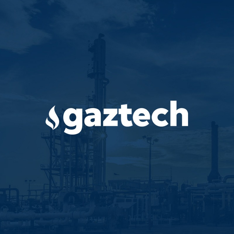 Logo firmy Gaztech na tle instalacji przemysłowej w odcieniach błękitu.