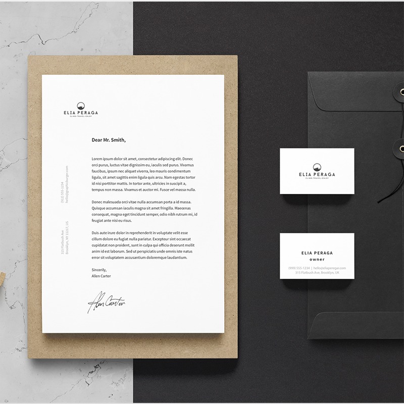 Komplet materiałów firmowych: list firmowy na papierze z logo, wizytówka i czarna koperta z logo firmy Elia Peraga, ułożone na ciemnym i brązowym tle.