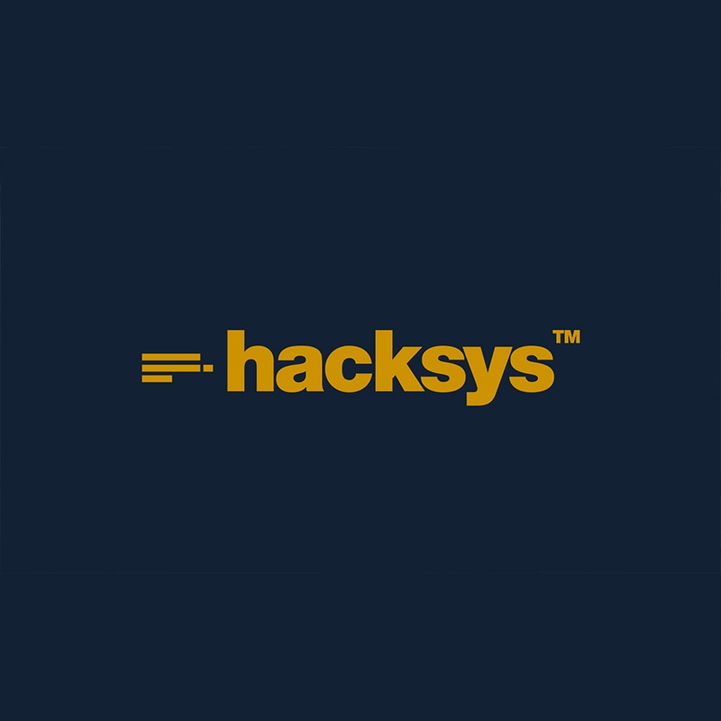 Złote logo 'hacksys' z symbolem równości po lewej stronie na ciemnogranatowym tle.