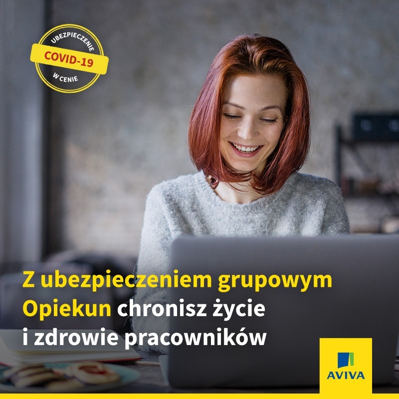 Uśmiechnięta kobieta z rudymi włosami pracuje na laptopie, na ekranie napis 'Z ubezpieczeniem grupowym Opiekun chronisz życie i zdrowie pracowników', w rogu logo Aviva, żółta naklejka...