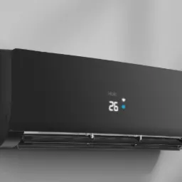 Czarny klimatyzator Haier z wyświetlaczem temperatury 26 stopni Celsjusza, zamontowany na szarej ścianie.