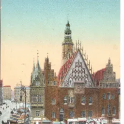 Kolorowana pocztówka przedstawiająca wrocławski Ratusz z wieżą i ozdobnym szczytem, otoczony placem z przechodniami i dorożkami.