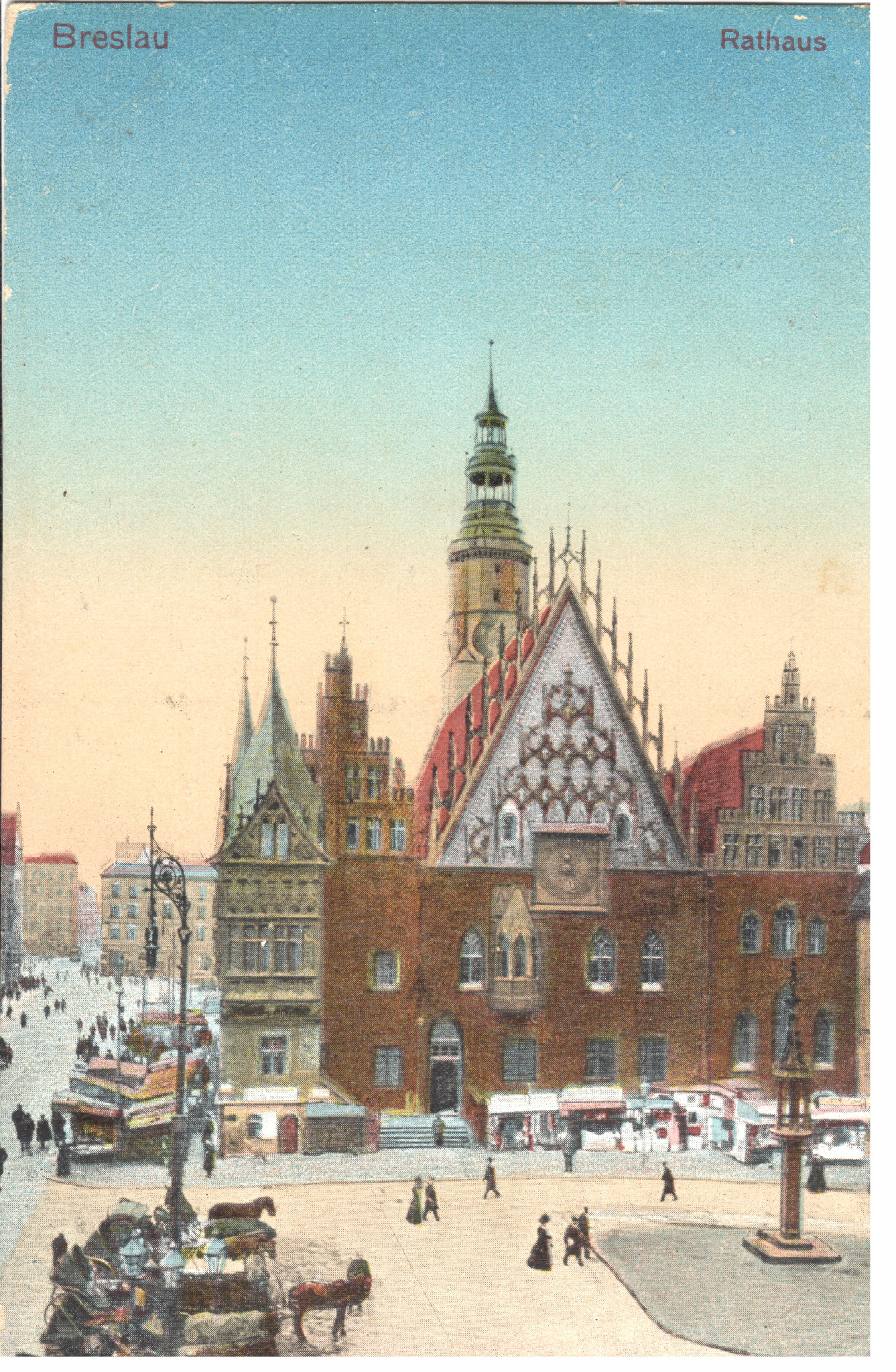 Kolorowana pocztówka przedstawiająca wrocławski Ratusz z wieżą i ozdobnym szczytem, otoczony placem z przechodniami i dorożkami.