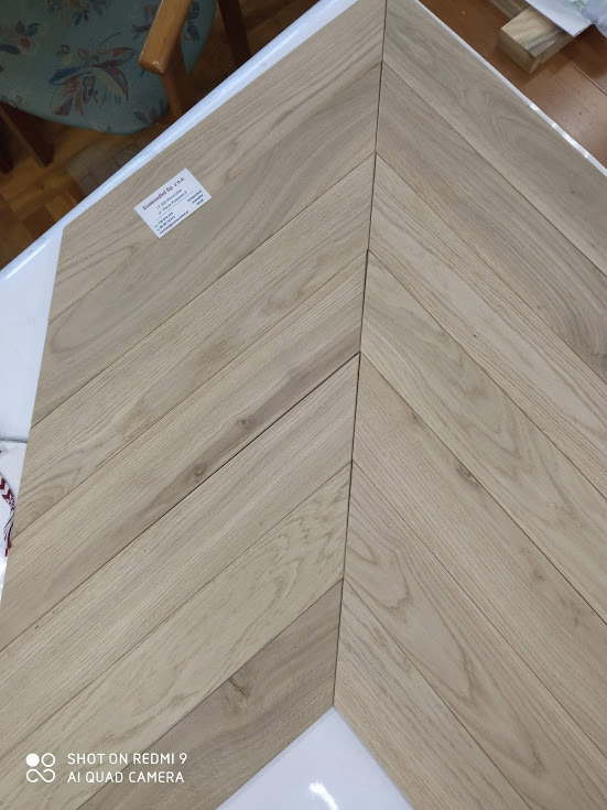 Parkiet dębowy tzw .' jodełka francuska'