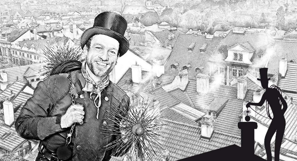 Uśmiechnięty kominiarz z narzędziami na tle dachów i kominów. Na dachu sylwetka kominiarza przy pracy. Grafika w odcieniach szarości.