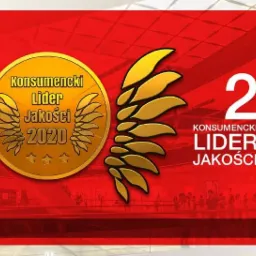 Złote godło 'Konsumencki Lider Jakości 2020' na czerwonym tle z grafiką przedstawiającą zarys hali produkcyjnej i białym napisem '20/20 Konsumencki Lider Jakości'.