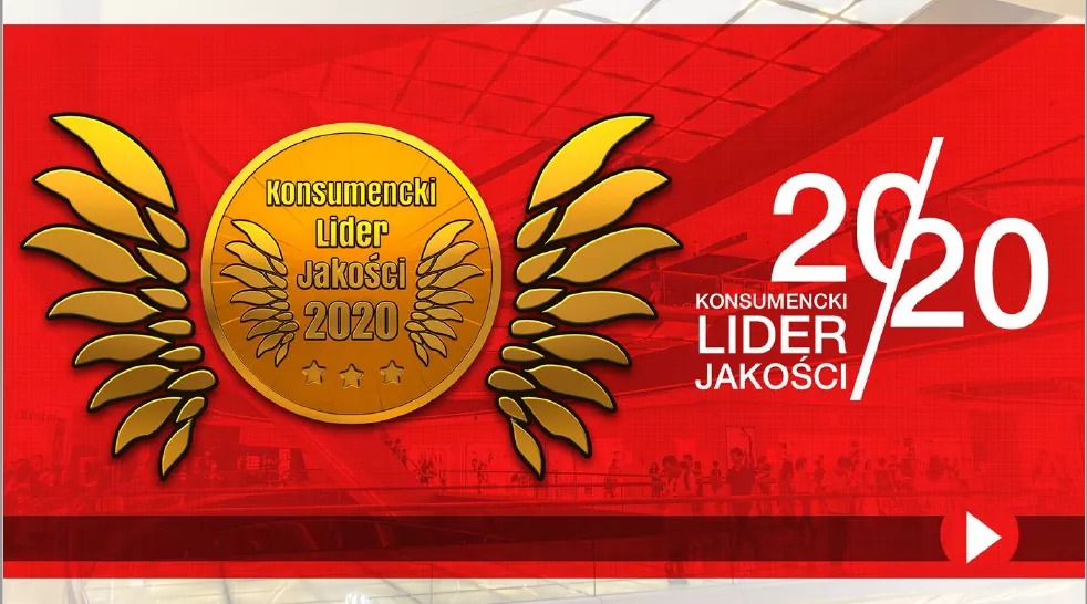 Złote godło 'Konsumencki Lider Jakości 2020' na czerwonym tle z grafiką przedstawiającą zarys hali produkcyjnej i białym napisem '20/20 Konsumencki Lider Jakości'.