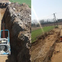 Wykop pod rurę w ziemi w Leżajsku, z ubijarką wibracyjną na dnie wykopu i widocznym fragmentem rury oraz drugi wykop z rurą wystającą z ziemi.