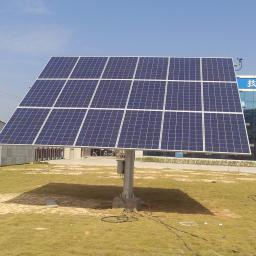 HM-SOLAR - Samodzielny panel słoneczny na metalowym słupie, zainstalowany na trawiastym terenie przed nowoczesnym budynkiem z chińskimi napisami.