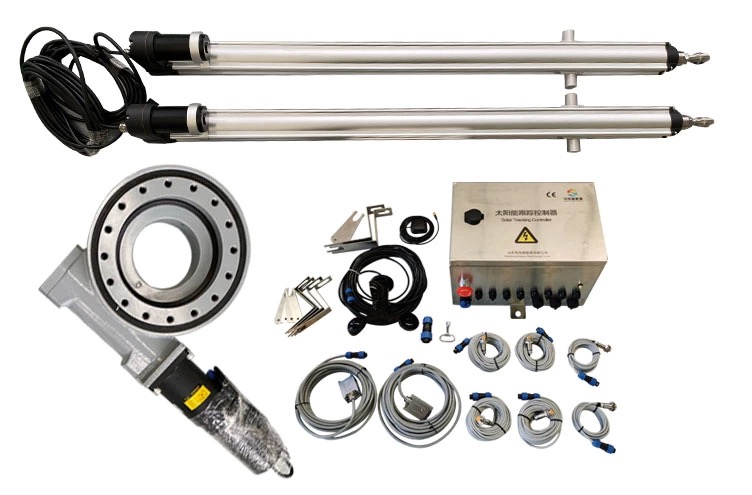 Kompletny zestaw komponentów do systemu śledzenia słońca: dwa siłowniki liniowe, obrotnica, skrzynka sterownicza z napisem 'Solar Tracking Controller', okablowanie i elementy montażowe na białym tle.