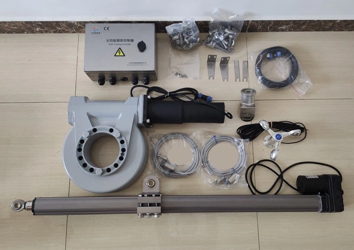 Kompletny zestaw elementów do montażu trackera słonecznego: siłownik liniowy z mocowaniem, obrotowa głowica, kontroler, anemometr, okablowanie i śruby.