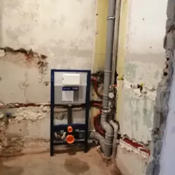 Wymiana instalacji wod-kan, montaż stelaża