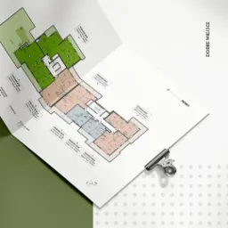 Plan architektoniczny mieszkania na piątym piętrze, z zaznaczonymi powierzchniami i balkonami, przytrzymywany metalowym klipsem na tle z delikatnym wzorem kropek.