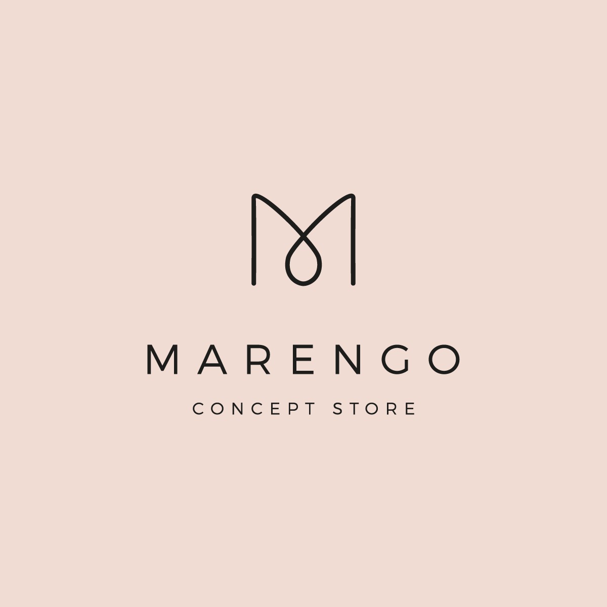 Minimalistyczne logo 'M' z cienkimi liniami nad nazwą 'MARENGO CONCEPT STORE' na pudrowo-różowym tle.