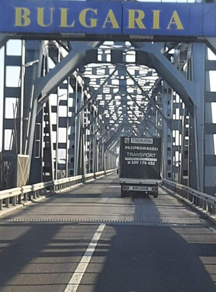Ciężarówka firmy transportowej Stachurski przejeżdża przez most graniczny z napisem BULGARIA, widok z perspektywy kierowcy.