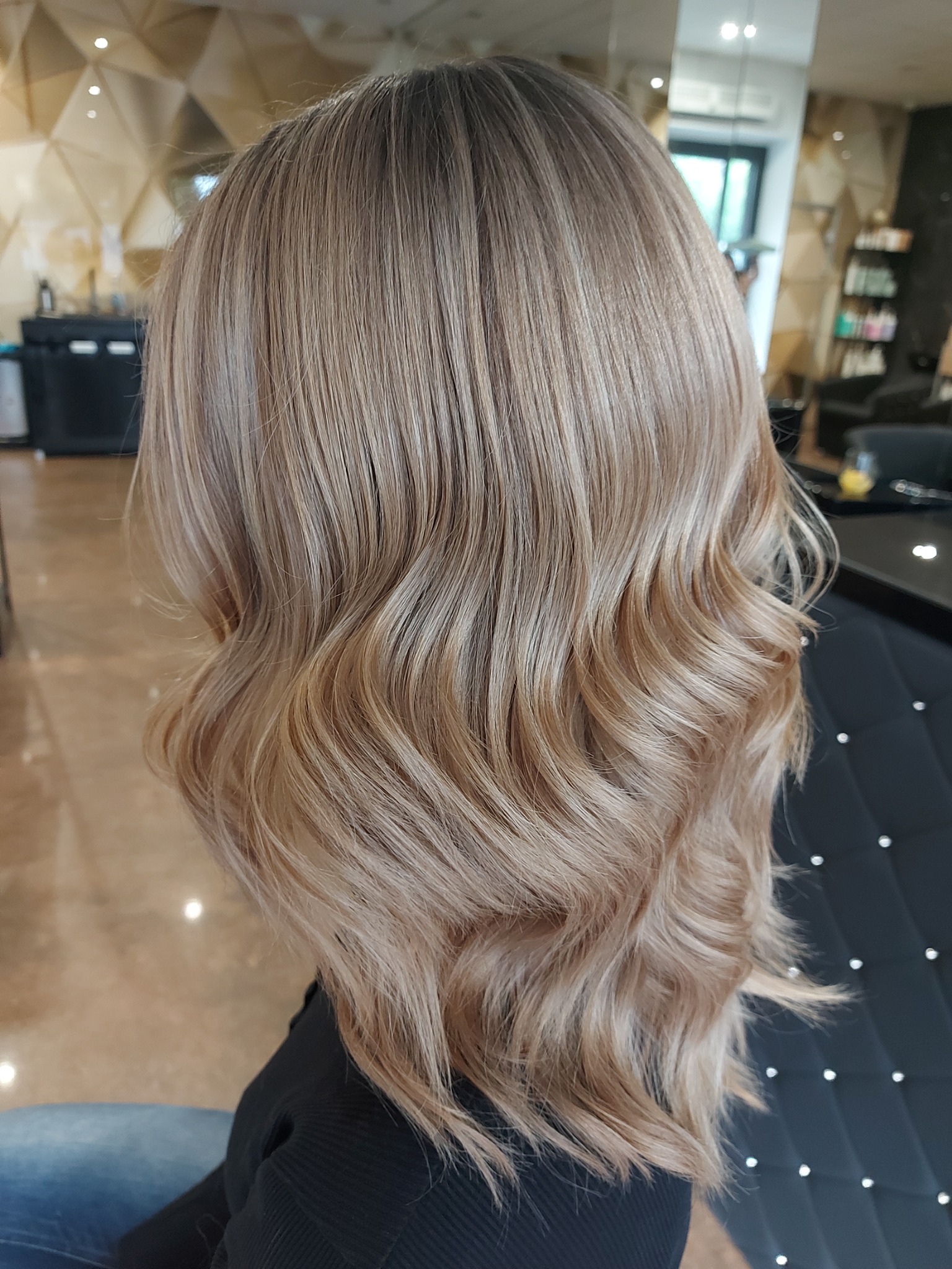 Jasny blond z delikatnymi falami, stylizacja wykonana w salonie w Sosnowcu, widok z tyłu.