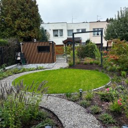 mały ogród w stylu angielskim w zabudowie szeregowej