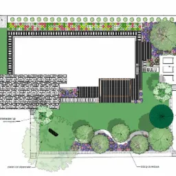 Rzut z góry na projekt ogrodu z domem, tarasem, warzywnikiem, domkiem narzędziowym i różnorodną roślinnością, w tym drzewami liściastymi i iglastymi, krzewami i kwiatami.