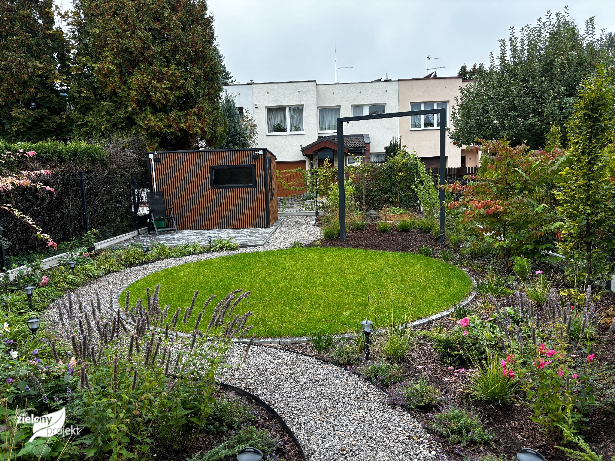 mały ogród w stylu angielskim w zabudowie szeregowej