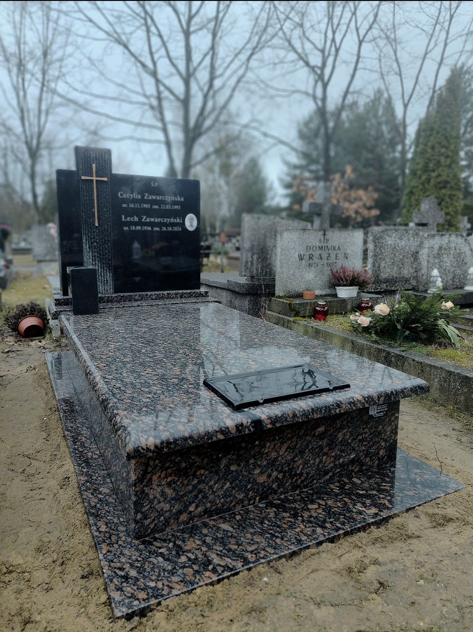 Nagrobek granitowy w klasycznej formie