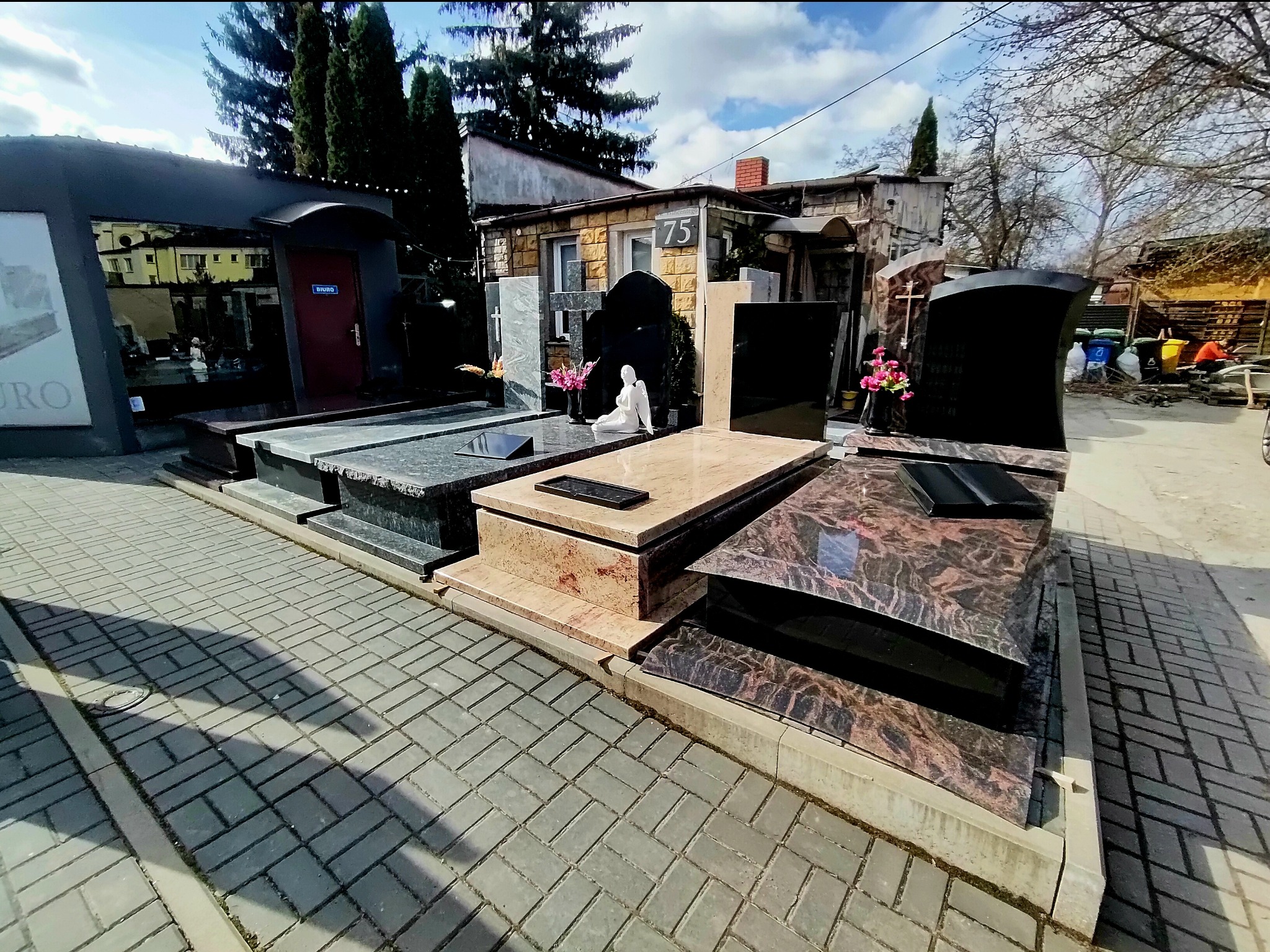 Posiadamy wiele ciekawych modeli nagrobków na naszej wystawie, zapraszamy!