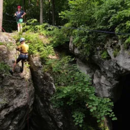 Fragment fotorelacji z obozu dla młodzieży, gdzie głównym motywem były zajęcia linowe.