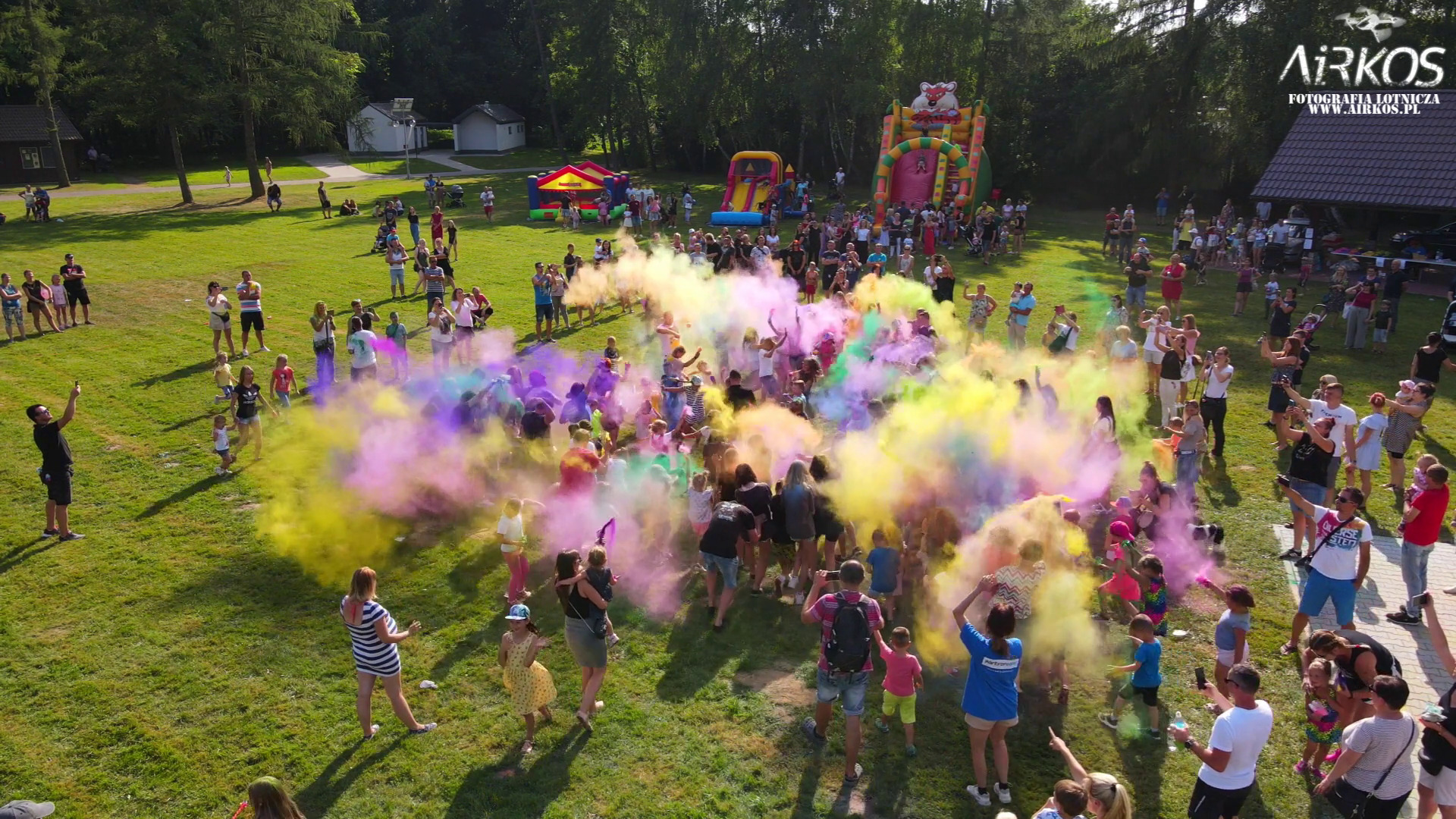 Fragment relacji z festiwalu kolorów i baniek mydlanych, realizowanej w lipcu 2021