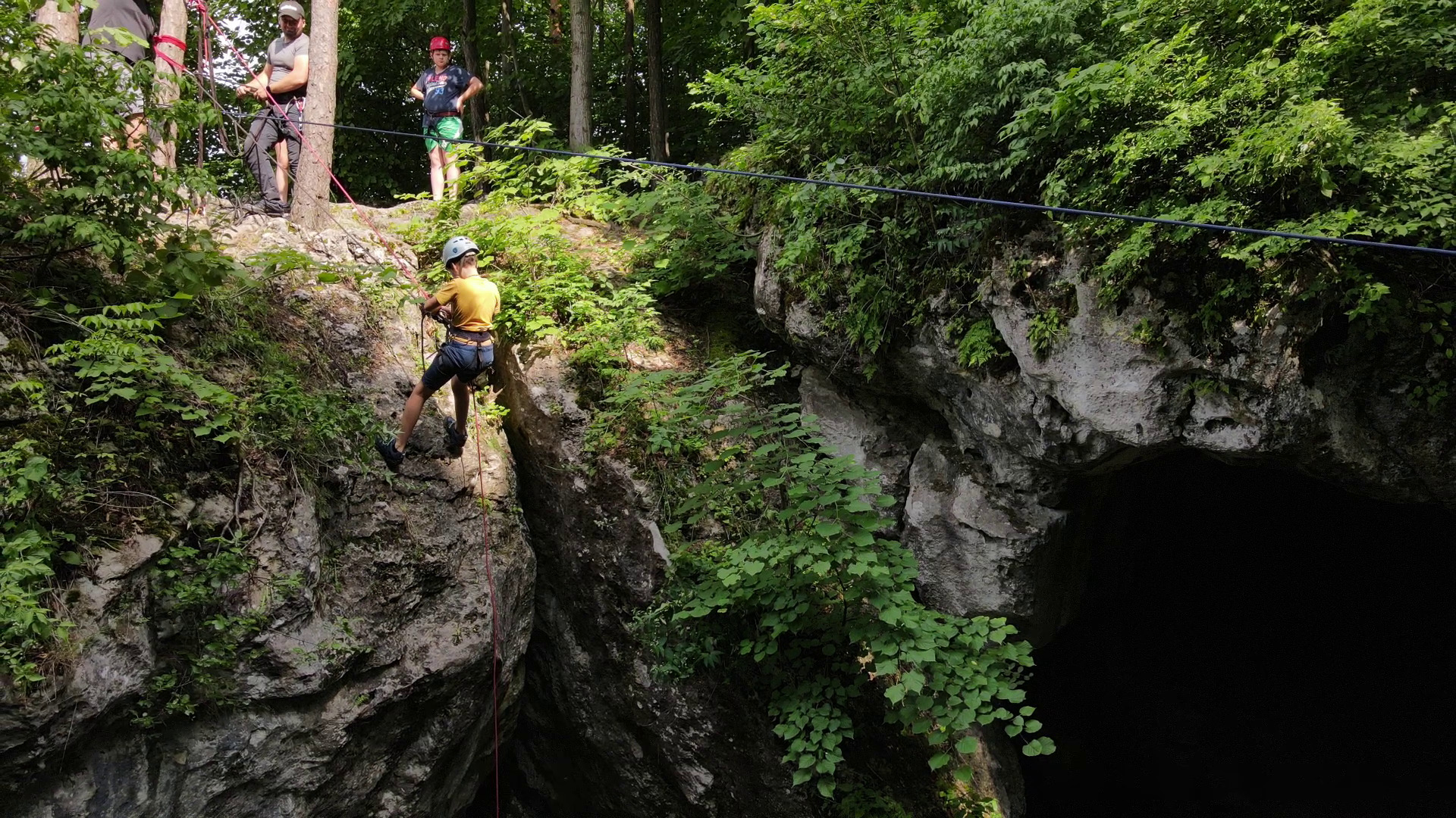 Fragment fotorelacji z obozu dla młodzieży, gdzie głównym motywem były zajęcia linowe.