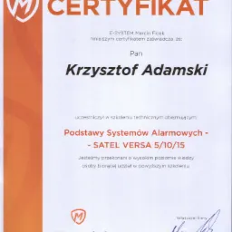 Certyfikat ukończenia szkolenia technicznego z zakresu systemów alarmowych SATEL VERSA 5/10/15, wystawiony przez E-SYSTEM Marcin Ficek dla Krzysztofa Adamskiego, z logo Montersi.pl i podpisem...