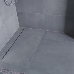 Prysznic z odpływem liniowym zamontowany od podstaw po biały montaż 