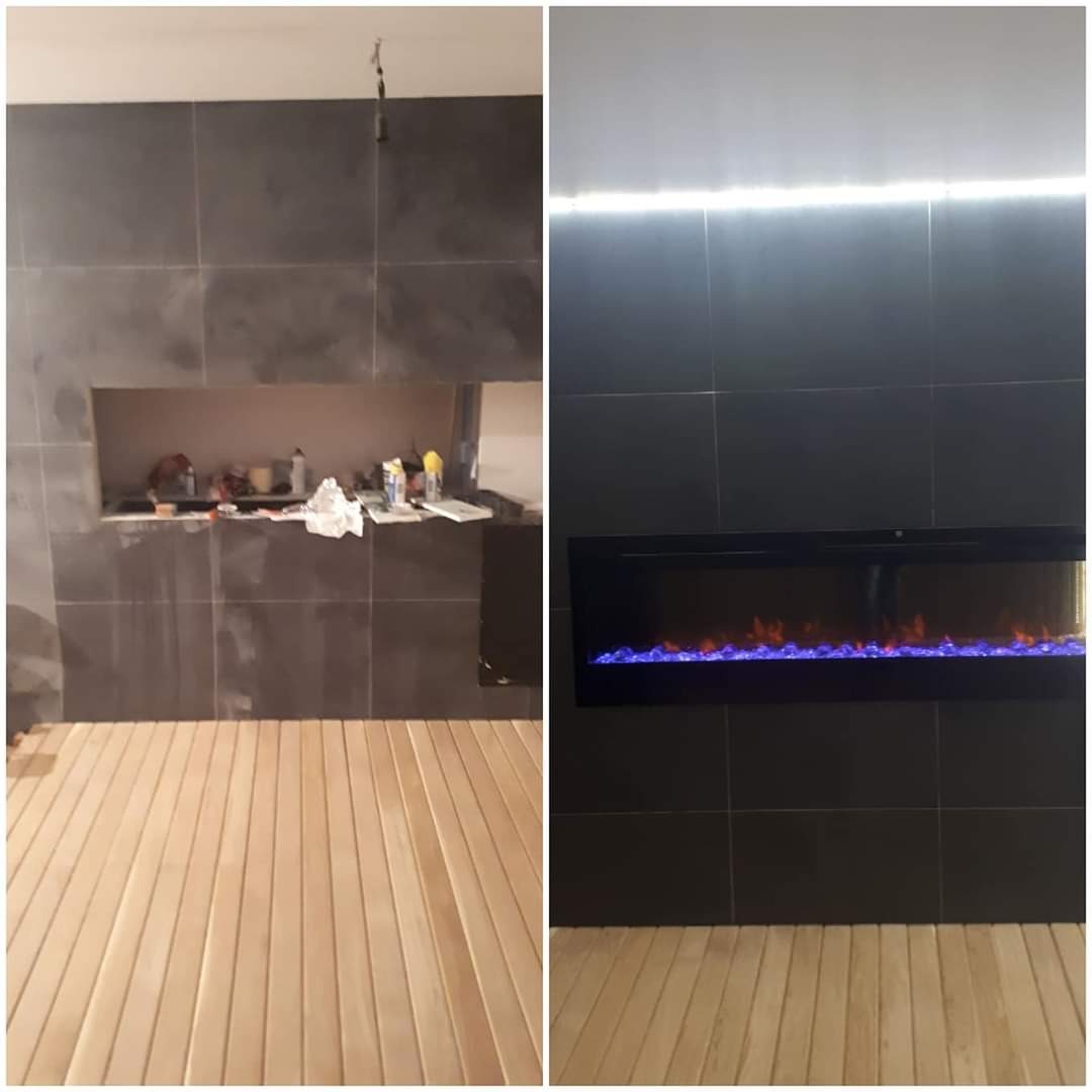 Porównanie: Ściana z szarych płytek przed i po montażu elektrycznego kominka z efektem płomieni i oświetleniem LED, drewniana podłoga w trakcie układania.