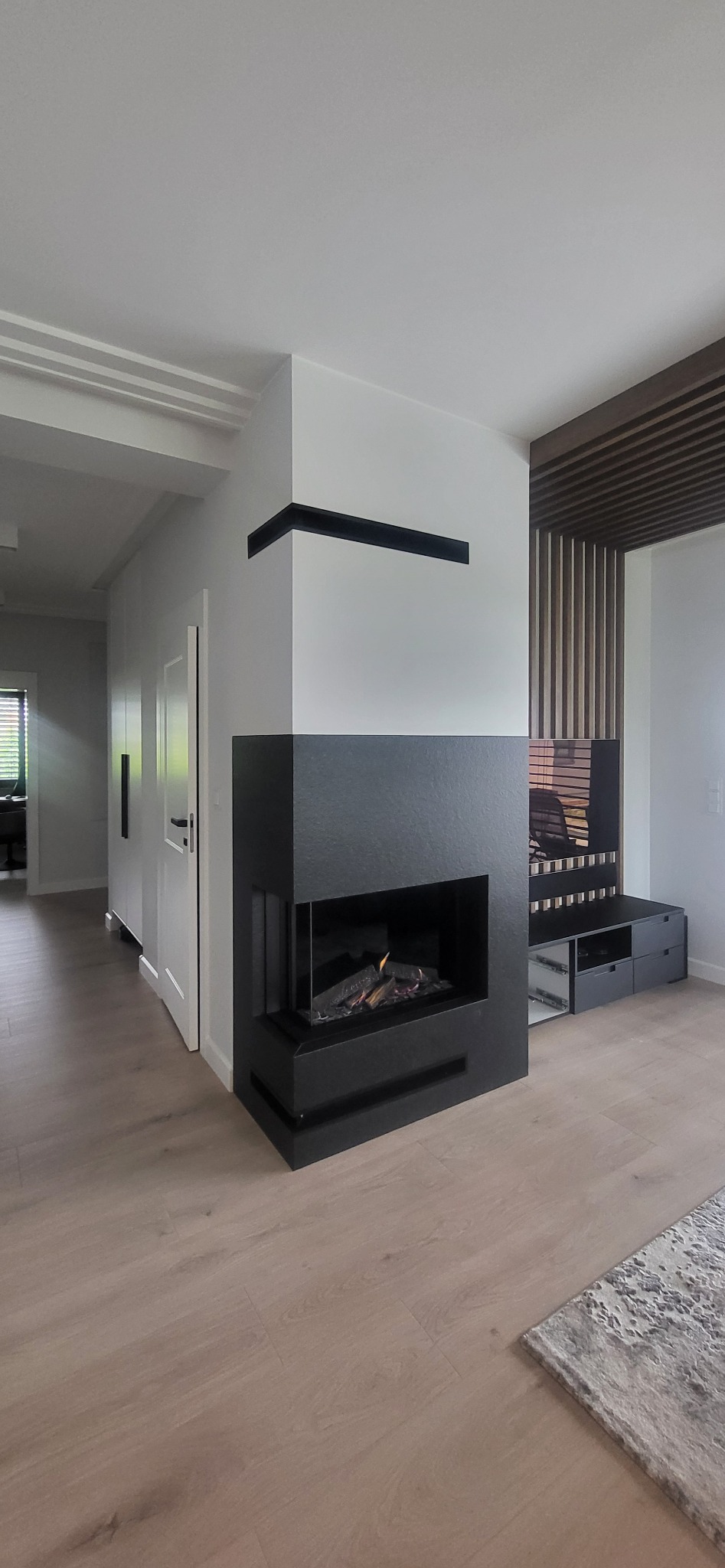 Kominek narożny gazowy, obudowa wykonana z granitu Nero