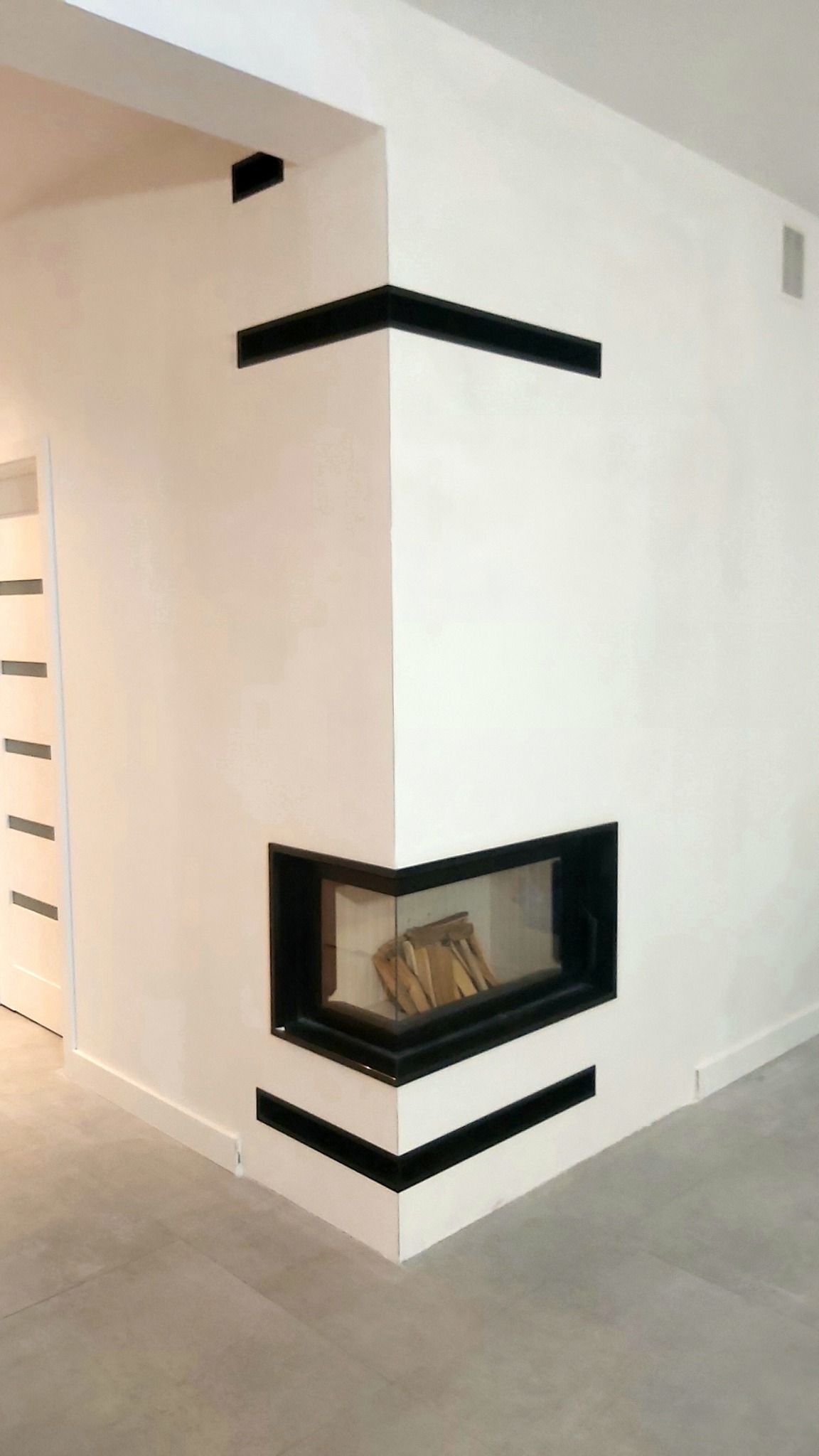 Kominek narożny, minimalistyczny.