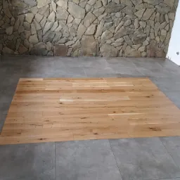 Podłoga barlinecka w połączeniu z płytkami , a na ścianie kamień łupany