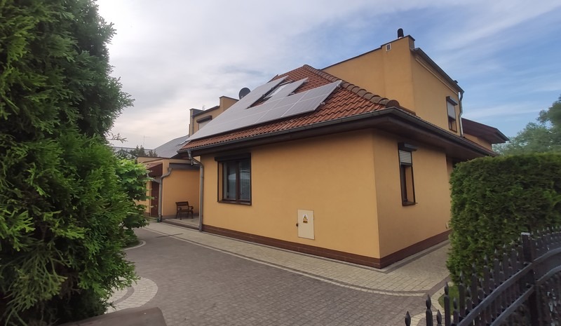 Instalacja na dachu krytym dachówką betonową