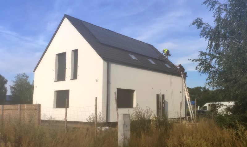 Instalacja 7 kW na dachu krytym płaską dachówką ceramiczną.