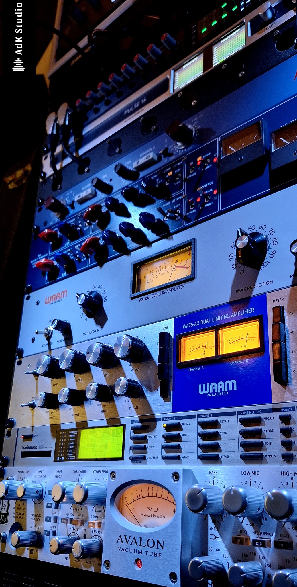 Sprzęt studyjny: wzmacniacze, kompresory i procesory dźwięku Avalon, Warm Audio, LC Electronic, Pulse 16, tworzące profesjonalne środowisko do nagrywania i masteringu.
