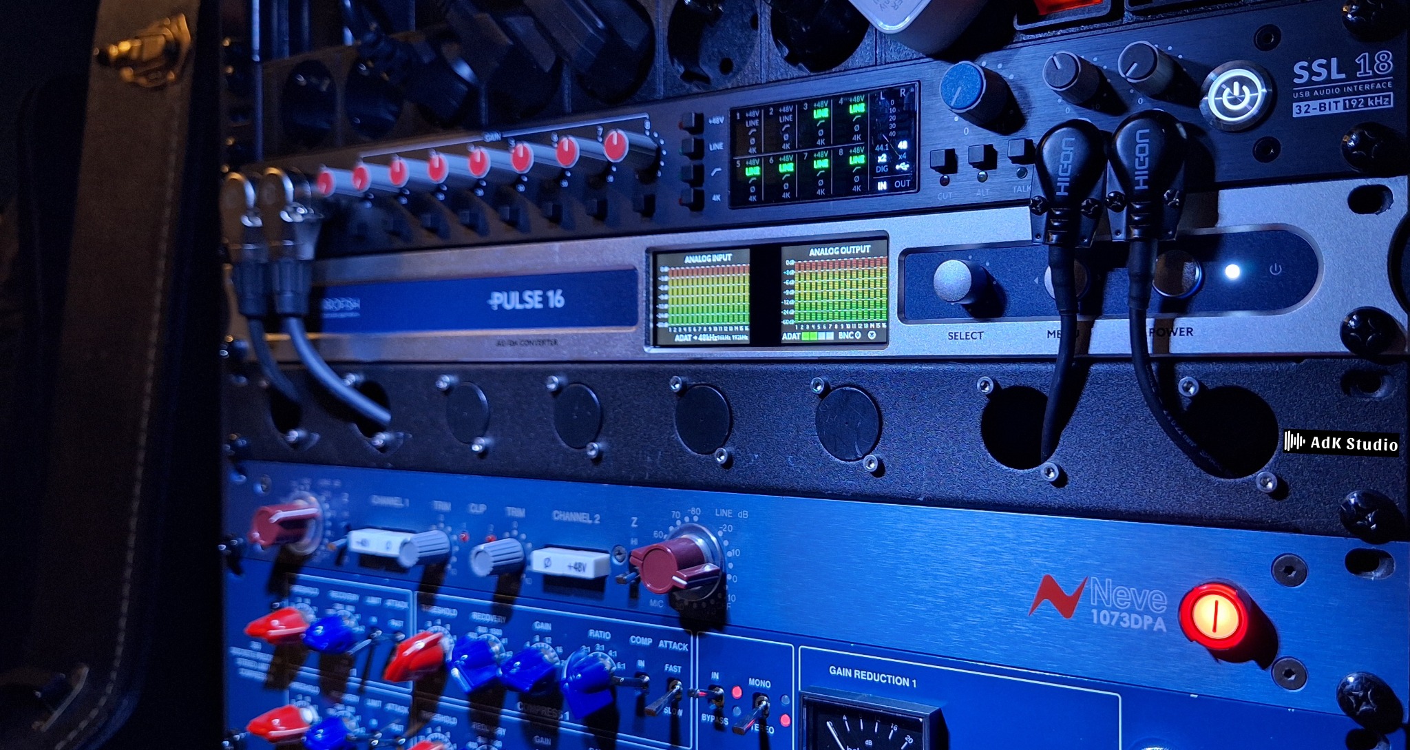 Sprzęt studyjny: interfejs audio SSL 18, konwerter AD/DA Pulse 16, preamp Neve 1073DPA. Widoczne kable Hicon, wskaźniki poziomu sygnału i regulatory.