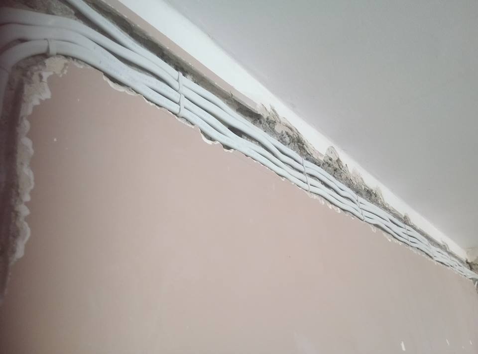 montaż okablowania w bruzdach