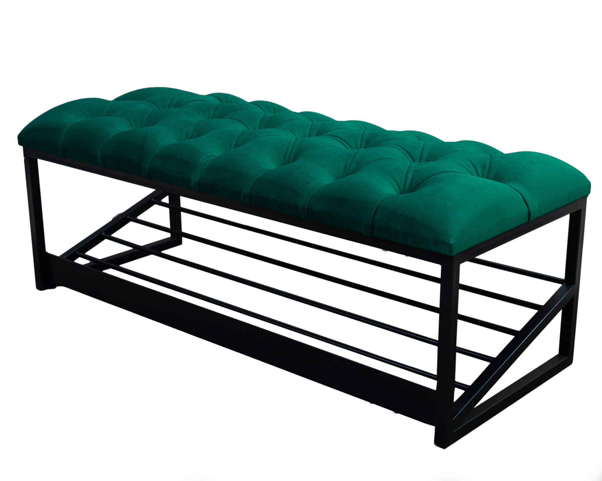 Tapicerowana pufa w kolorze butelkowej zieleni z pikowaniami, na czarnej metalowej konstrukcji z półką na buty.