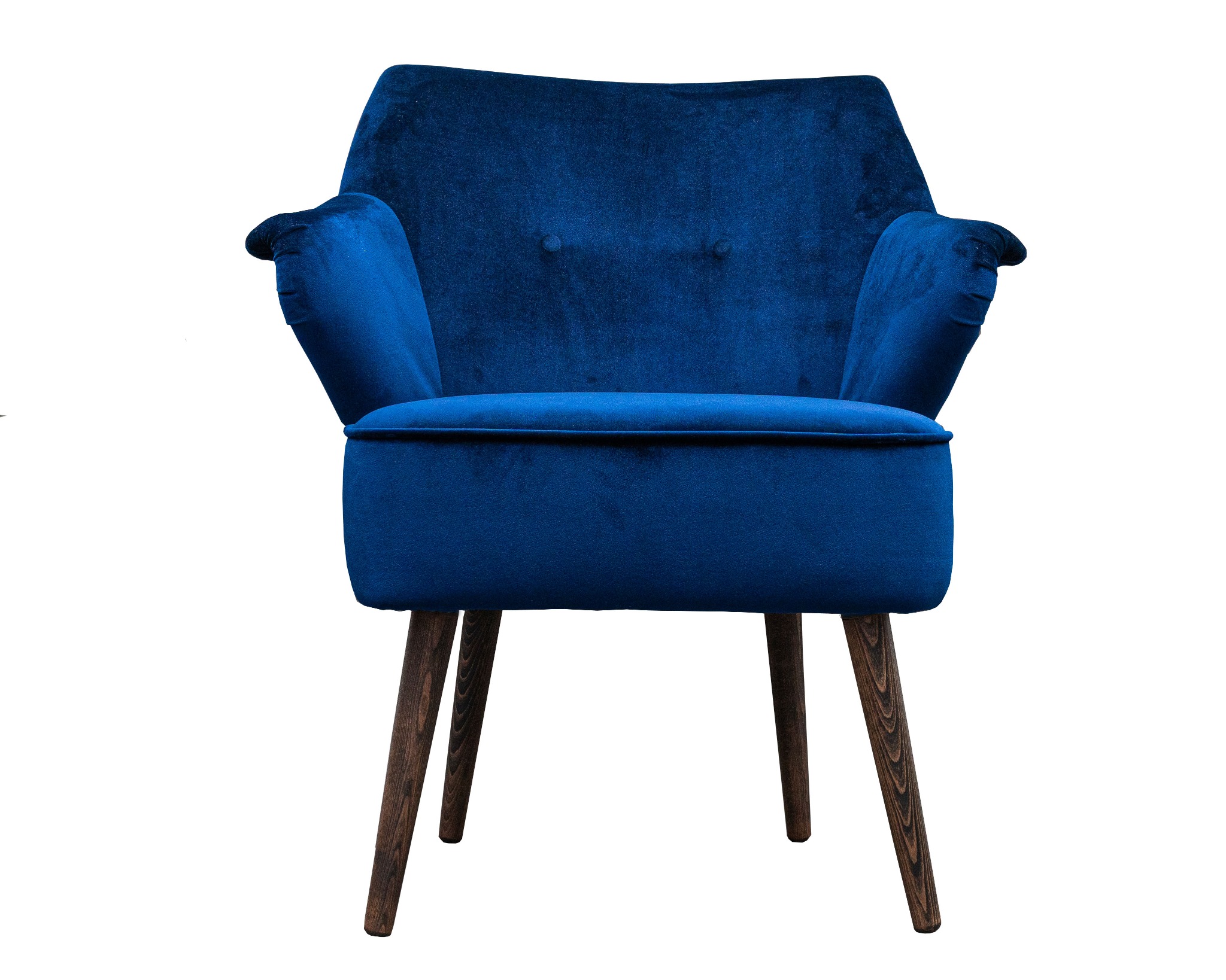 Granatowy, welurowy fotel z drewnianymi nogami, widok z przodu na białym tle, z detalami pikowania na oparciu.