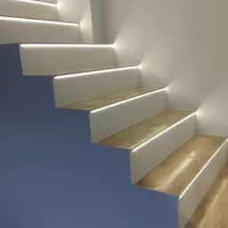 Nowoczesne schody z drewnianymi stopniami i białymi podstopnicami, podświetlone listwami LED, niebieska ściana w tle