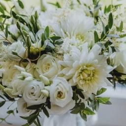 Bukiet ślubny w bieli z dalii, eustomy, tawułki, róży i eukaliptusa.