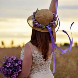 Bukiet ślubny oraz wianek na głowę z lawendy i goździka.