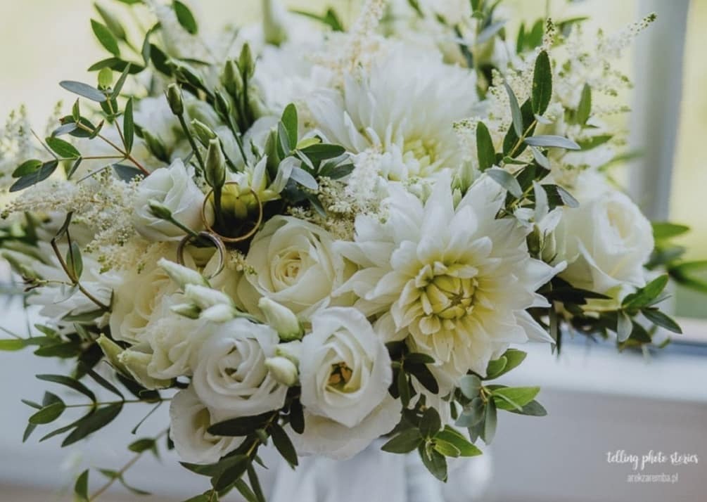 Bukiet ślubny w bieli z dalii, eustomy, tawułki, róży i eukaliptusa.