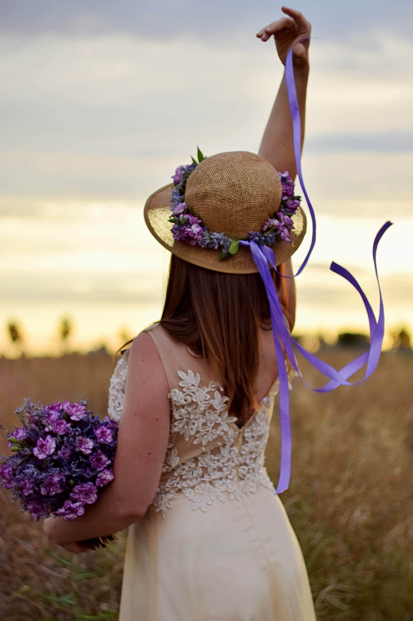 Bukiet ślubny oraz wianek na głowę z lawendy i goździka.