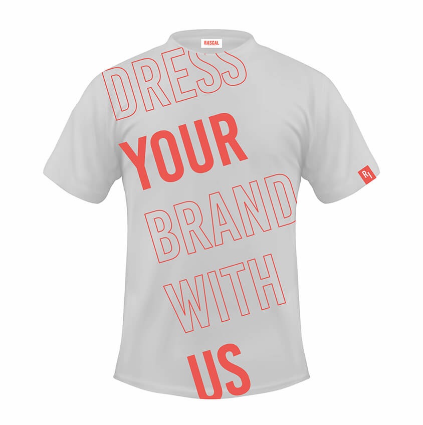 Biały t-shirt z nadrukiem w kolorze koralowym: 'Dress Your Brand With Us', widoczny logo 'Rascal' na kołnierzyku i małe logo 'R1' na rękawie.