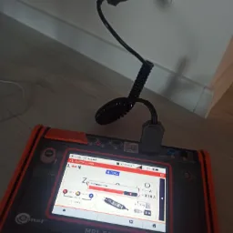 Miernik Sonel MPI-540-PV podłączony do gniazdka elektrycznego, wyświetlający postęp pomiaru impedancji pętli zwarcia na ekranie LCD.